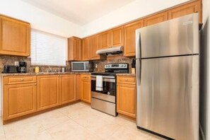 Fridge, microwave, oven, stovetop - Zebra House Oasis, Ultimate Ft. Lauderdale Studio (Oakland Park)