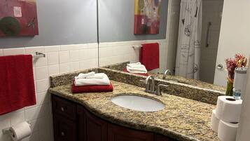 Assecador de cabells, tovalloles, sabó i paper higiènic