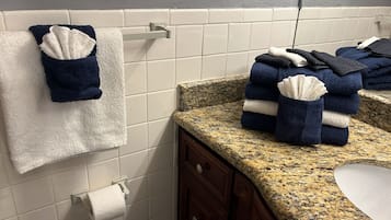 Hårtørrer, håndklæder, Sæbe, Toiletpapir