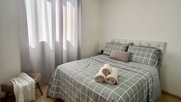 2 bedrooms, desk, WiFi, bed sheets