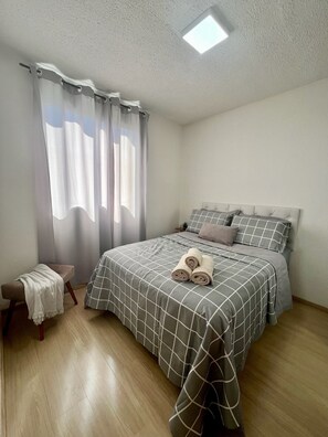 2 habitaciones, escritorio, wifi y ropa de cama