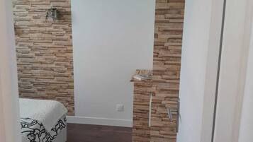 1 habitación, tabla de planchar con plancha, wifi y ropa de cama