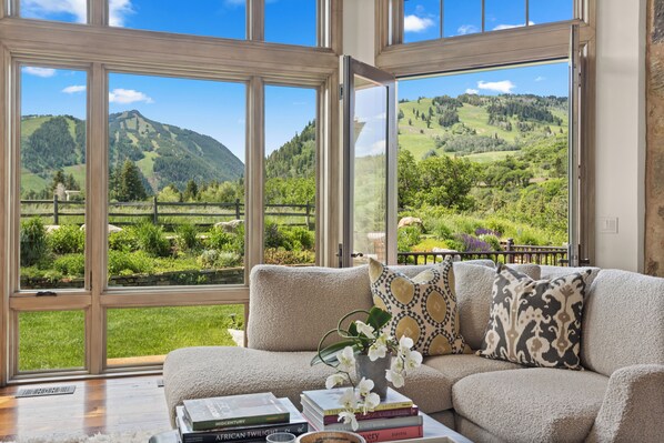 Fireplace - Luxury Mountain Retreat with Breathtaking Views and Expansive Backyard (Aspen)