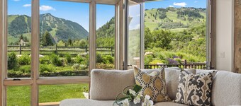 Luxury Mountain Retreat with Breathtaking Views and Expansive Backyard