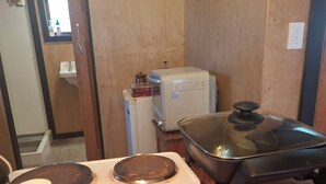 Fridge, oven, electric kettle, toaster - The Overleigh Shearers Quarters (Port Levy)