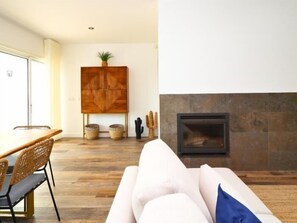 Una televisión, una chimenea