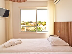 3 bedrooms, iron/ironing board, internet, bed sheets