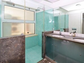 シャワー、ヘアドライヤー、タオル