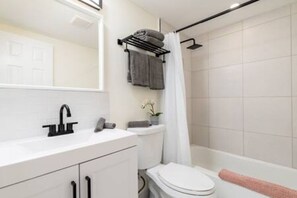Secador de cabelo, toalhas de banho, sabonete, papel higiênico