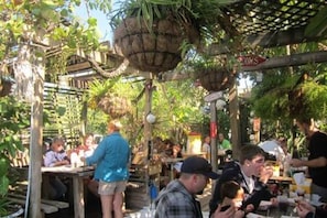 Outdoor dining - Charming 1BR Apt in Downtown Hollywood w/Amenities (Hollywood)