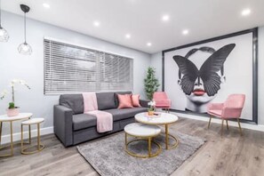 TV - Charming 1BR Apt in Downtown Hollywood w/Amenities (Hollywood)