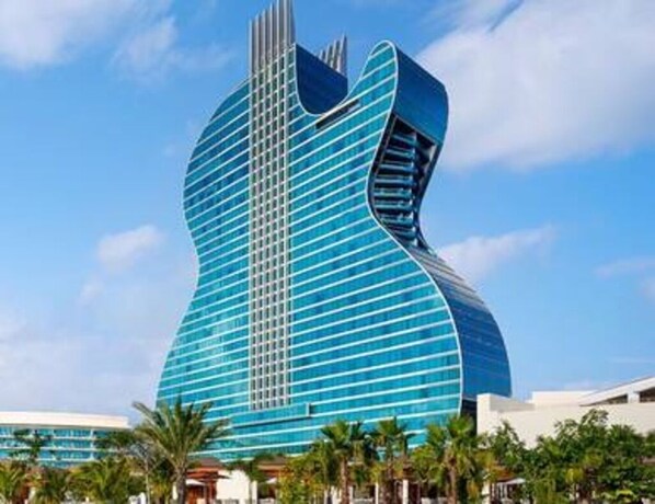 Exterior - Charming 1BR Apt in Downtown Hollywood w/Amenities (Hollywood)