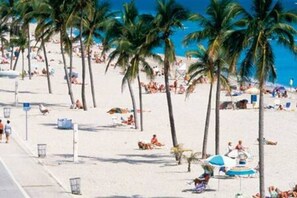 Beach - Charming 1BR Apt in Downtown Hollywood w/Amenities (Hollywood)