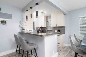 Kjøleskap, mikrobølgeovn, ovn og kokeplater