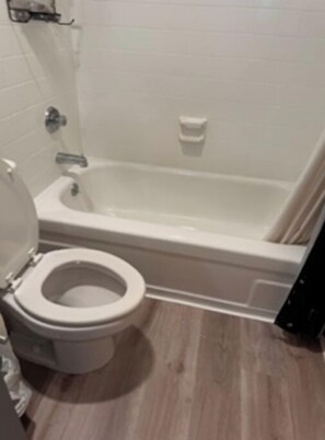 Hårføner, håndklær, såpe og toalettpapir