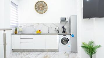 Een koelkast, een magnetron, een kookplaat