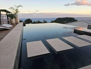 Pool - Immerse yourself in the elegance of this superb Villa on Reunion Island (Saint-Joseph)