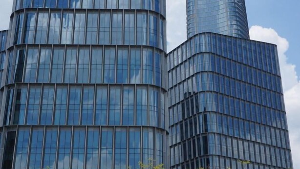 A modern building with a curved facade and large windows. - Angda Pazhou Apartment (Guangzhou Pazhou International Exhibition Center) (Guangzhou)