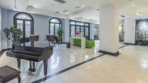 A spacious lobby with a grand piano, large windows, and a reception desk. - Angda Pazhou Apartment (Guangzhou Pazhou International Exhibition Center) (Guangzhou)