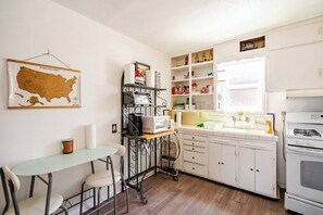 Fridge, microwave, oven, stovetop - Unlimited hot water, whole-home water filter, and aquapoinc garden (Tucson)