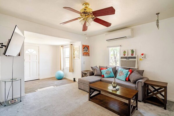 Smart TV, books - Unlimited hot water, whole-home water filter, and aquapoinc garden (Tucson)