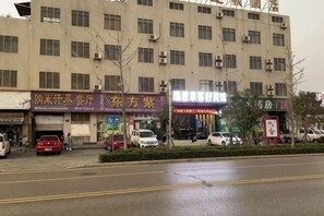 A multi-story building with several commercial establishments on the ground floor, including a dental clinic, a pharmacy, and a restaurant. - Ruijun Laikehao Hotel Jingzhou (Jingzhou)