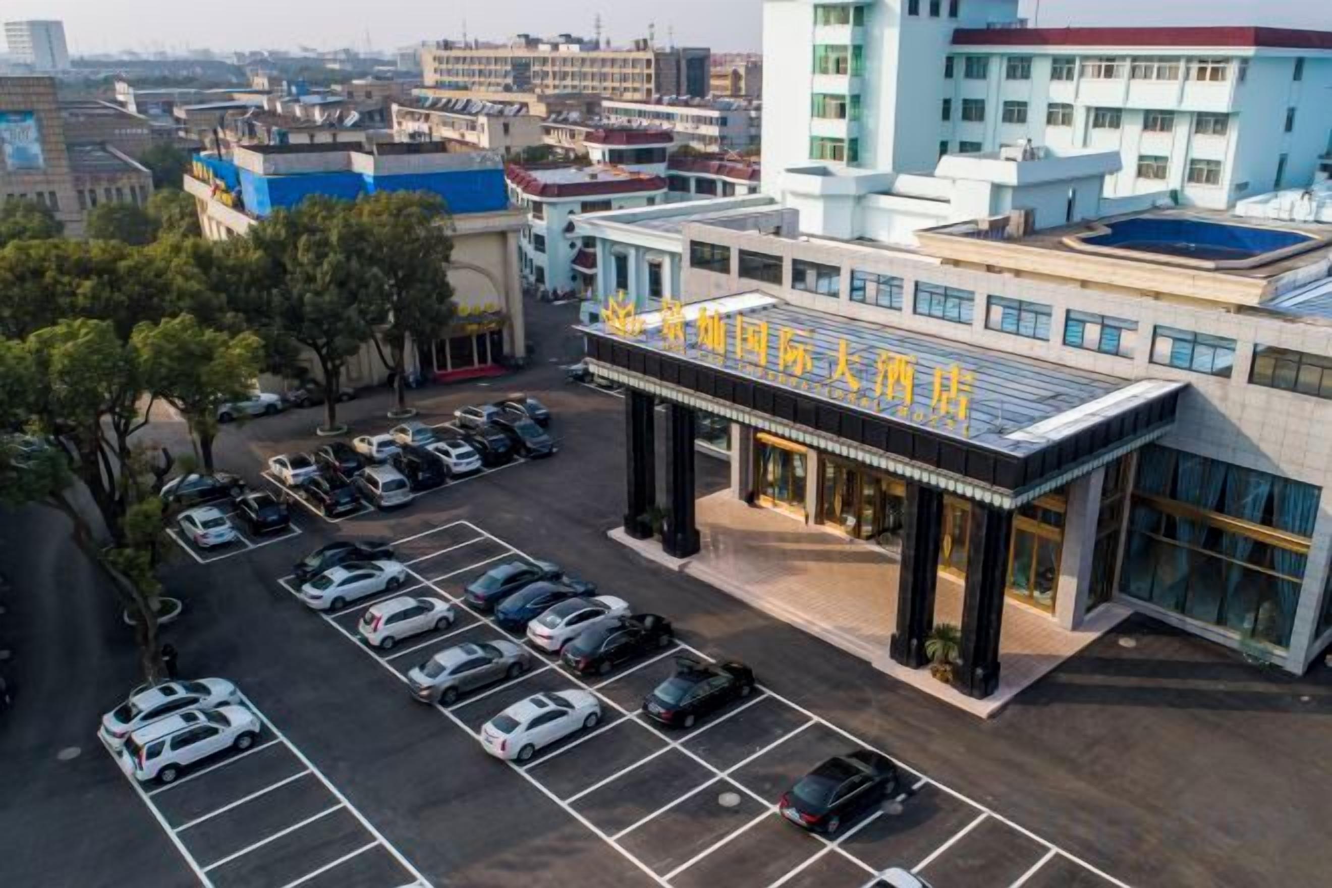 Un edificio a più piani con un parcheggio antistante.