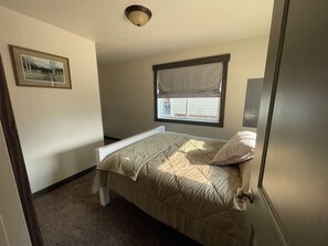 2 bedrooms, travel cot, free WiFi, bed sheets