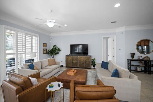 Ground floor condo at Peninsula. Coastal living with golf course views!