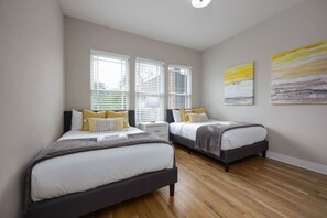 4 室のベッドルーム、デスク、アイロン / アイロン台、WiFi