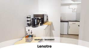 Refrigerador, microondas, cafetera y tetera y tetera eléctrica 