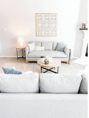 Living area - Very Homey 4bdr w covered patio! (Tomball)