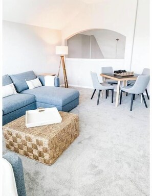 Living area - Very Homey 4bdr w covered patio! (Tomball)