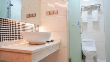 Ein Badezimmer mit Waschbecken, Spiegel und Toilette.