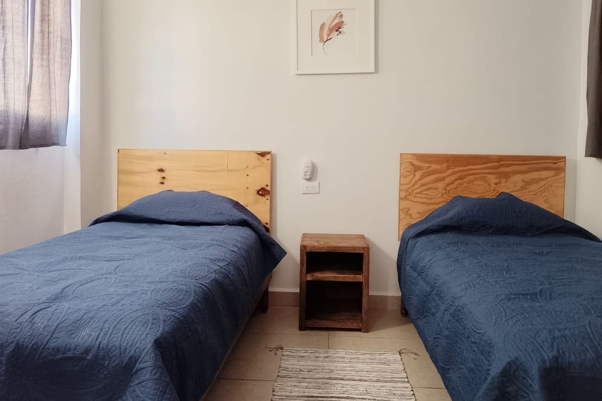 Camera Basic con 2 letti singoli | Con stile personalizzato, con arredamento individuale