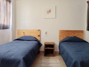 Habitación básica con 2 camas individuales | Decoración personalizada y muebles diferentes 