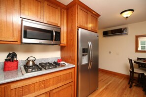 Fridge, microwave, oven, stovetop - Casita Rojo - historic duplex in the heart of downtown Paso Robles (Paso Robles)