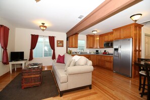 Smart TV - Casita Rojo - historic duplex in the heart of downtown Paso Robles (Paso Robles)