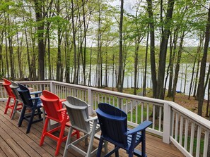 Property grounds - Spacious 7-bedroom house in welcoming McHenry with AC, WiFi (McHenry)