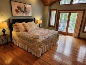 7 bedrooms, WiFi, bed sheets - Spacious 7-bedroom house in welcoming McHenry with AC, WiFi (McHenry)
