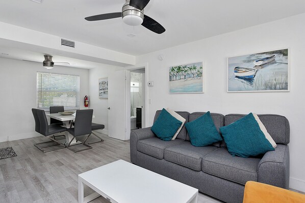 Classic Apartment | Living area - ULTRA relaxing 2 bed beach&boardwalk apt (Hollywood)