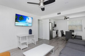 Living area - ULTRA relaxing 2 bed beach&boardwalk apt (Hollywood)