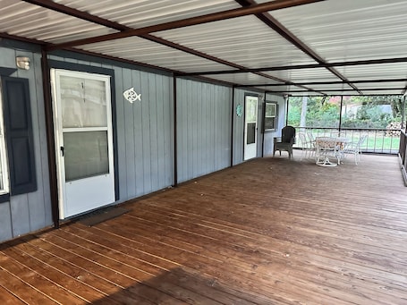 Outdoor dining. Texoma Treasure - Cozy 2-bedroom mobile home with huge deck in Kingston