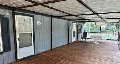 Texoma Treasure - Cozy 2-bedroom mobile home with huge deck in Kingston