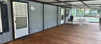 Texoma Treasure - Cozy 2-bedroom mobile home with huge deck in Kingston