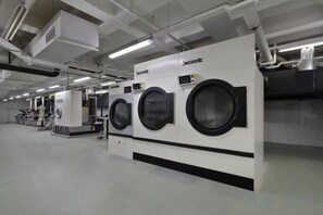 Una amplia lavandería de estilo industrial con varias lavadoras.