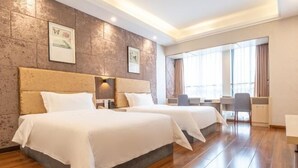 A hotel room with two beds, a desk, and a chair. - Yi Qiao Hotel (Chengdu)