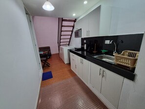Frigorífico, microondas, placa de cocina y lavavajillas
