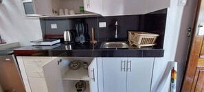 Frigorífico, microondas, placa de cocina y lavavajillas