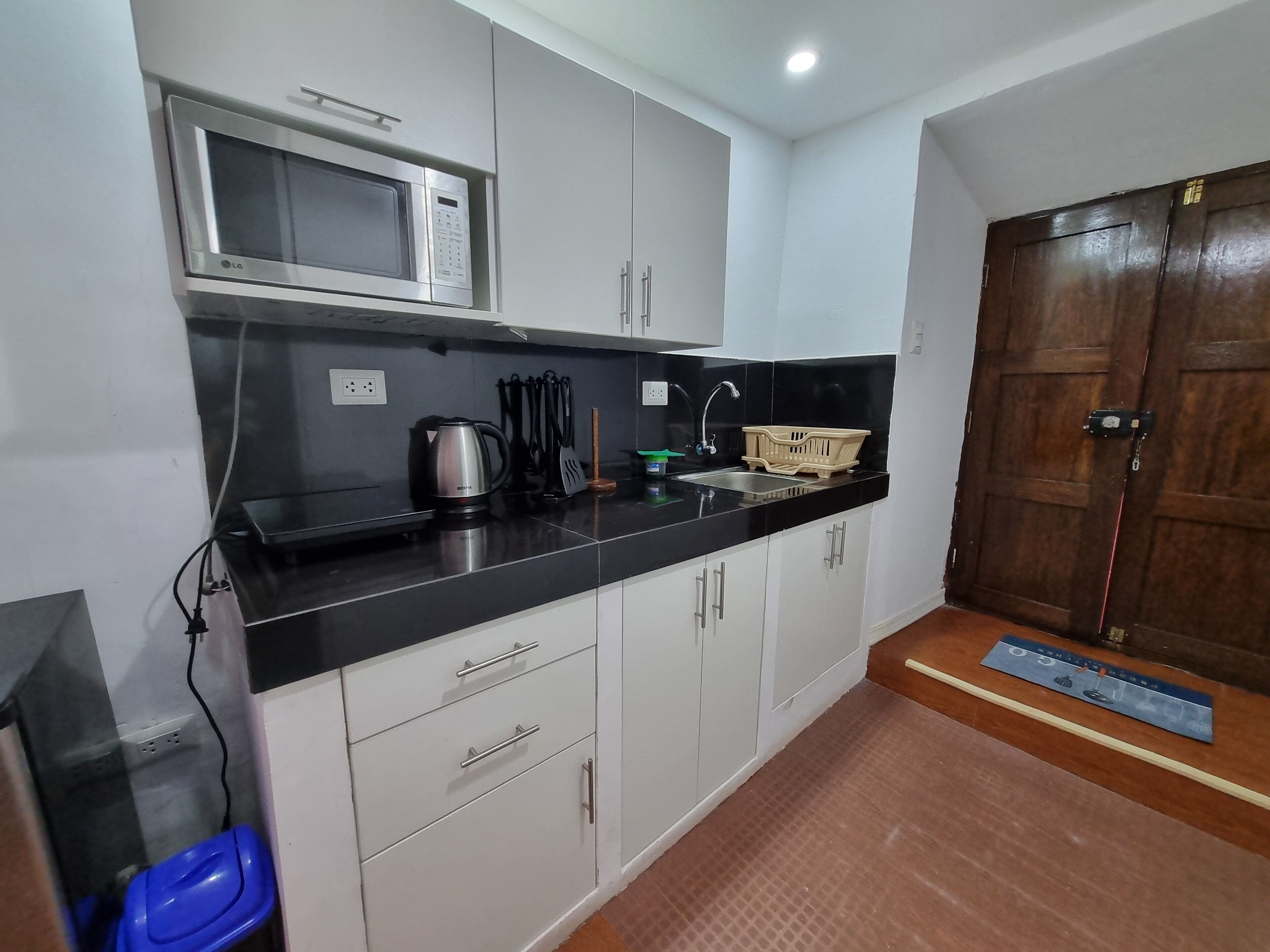 Coffee/tea maker, fridge, microwave, stovetop